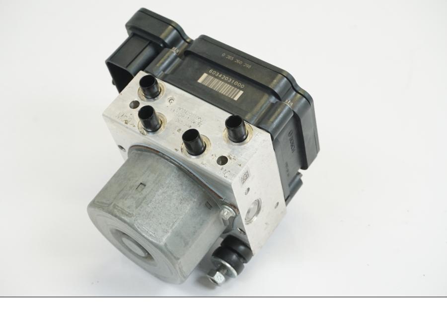 Framsidan på ABS Modulator från en KTM 1190 Adventure -2013 motorcykel.