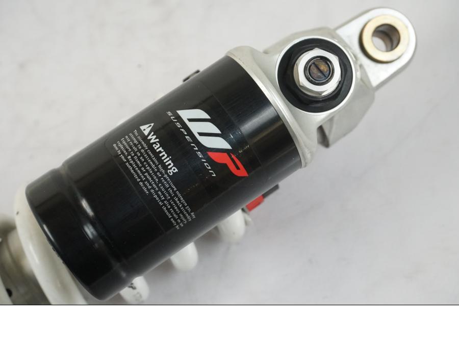 Snett nerifrån på Stötdämpare från en KTM 1290 Super Duke R -2015 motorcykel.