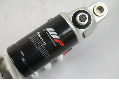 Snett nerifrån på Stötdämpare från en KTM 1290 Super Duke R -2015 motorcykel.