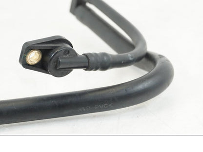 Höger sida på Bensinledning från en Ducati Hyperstrada -2013 motorcykel.