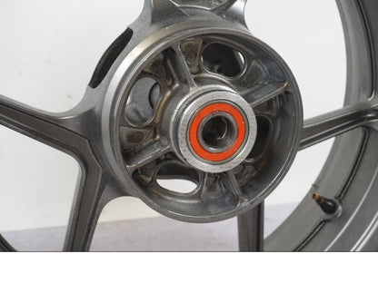 Extrabild3 på Fälg från en Kawasaki ZX-6R -2006 motorcykel.