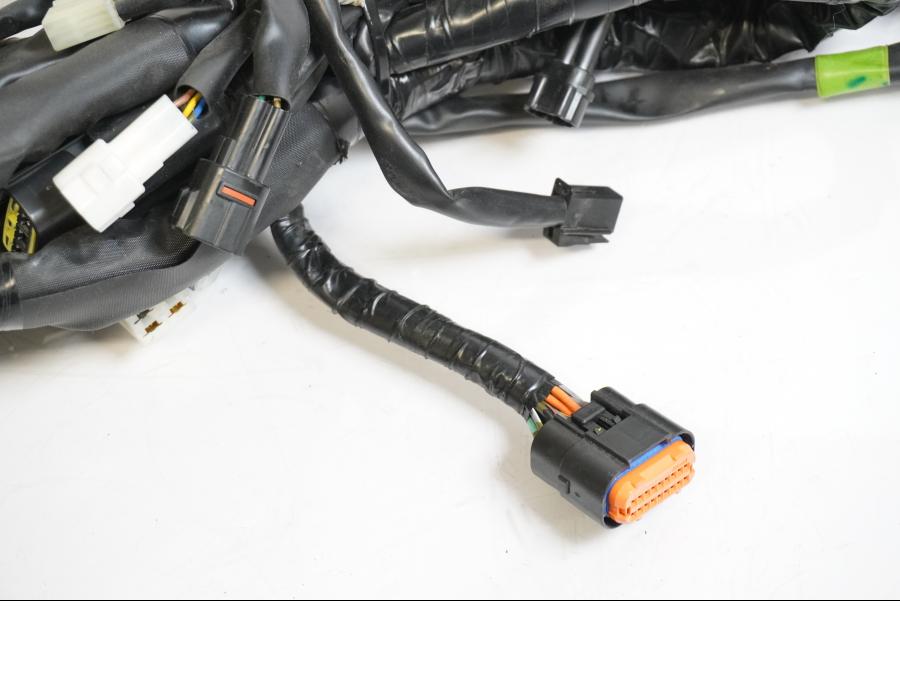 Vänster sida på Kabelstam från en Yamaha MT-01 -2009 motorcykel.