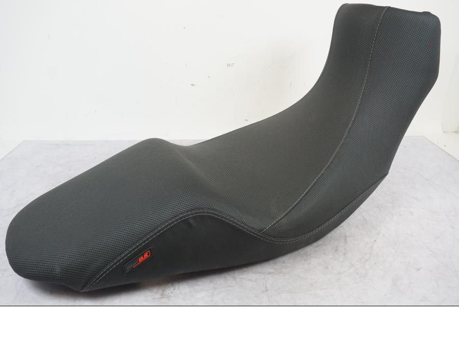 Framsidan på Sadel från en Triumph Tiger -2009 motorcykel.