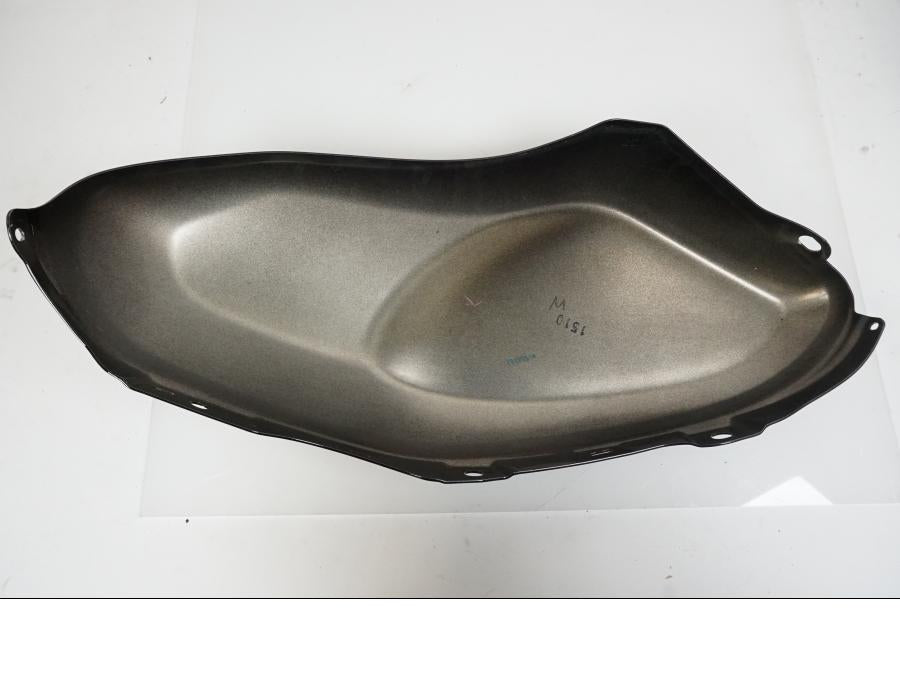 Snett nerifrån på Tankkåpa från en Yamaha XSR 700 -2021 motorcykel.