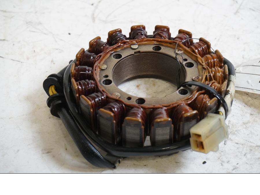 Framsidan på Generator från en Honda XRV 750 -1993 motorcykel.