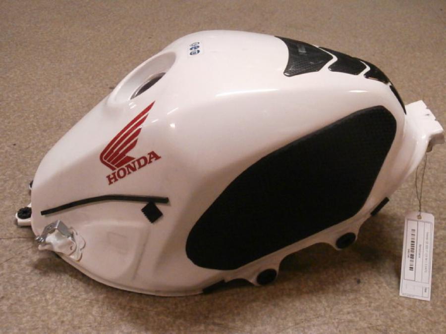 Framsidan på Bensintank från en Honda CB 500 F -2013 motorcykel.