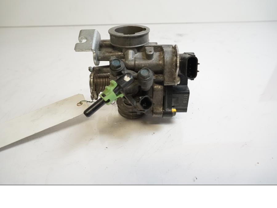 Vänster sida på Spjällhus från en Honda ANF 125 -2008 motorcykel.