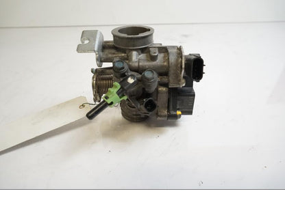 Vänster sida på Spjällhus från en Honda ANF 125 -2008 motorcykel.