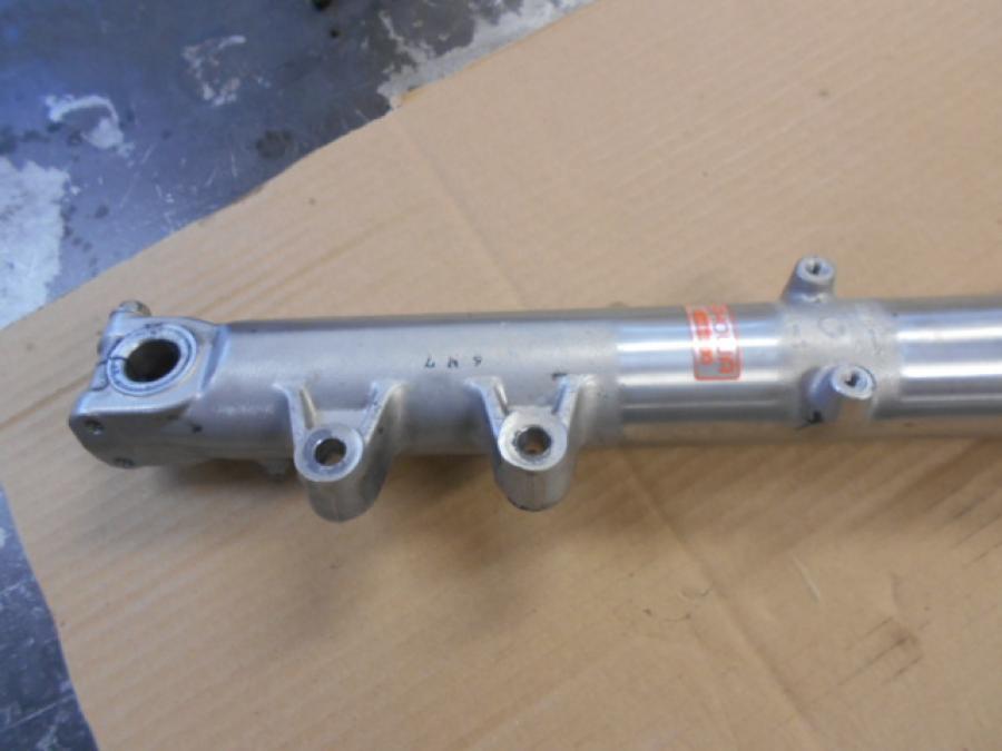 Baksidan på Gaffelben från en Honda VT 1100 C -1995 motorcykel.