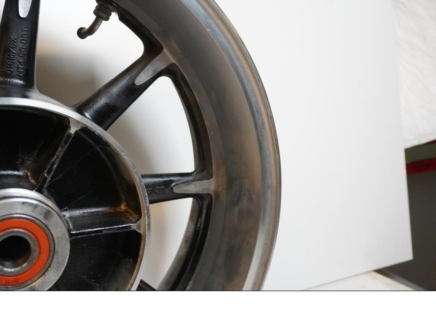 Vänster sida på Fälg från en Kawasaki VN 1700 Classic Tourer -2009 motorcykel.