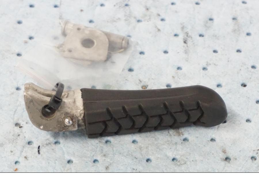 Baksidan på Fotpinne från en KTM 690 Duke -2008 motorcykel.