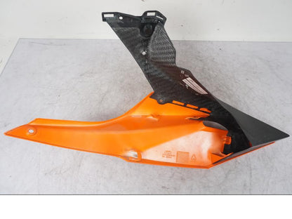 Snett uppifrån på Bensintankskåpa från en KTM 1290 Super Duke R -2021 motorcykel.