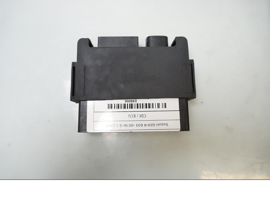 Baksidan på <p>CDI / ECU från Suzuki GSX-R 600 Corona 2000.</p>

<p>32900-34E20.</p> motorcykel.