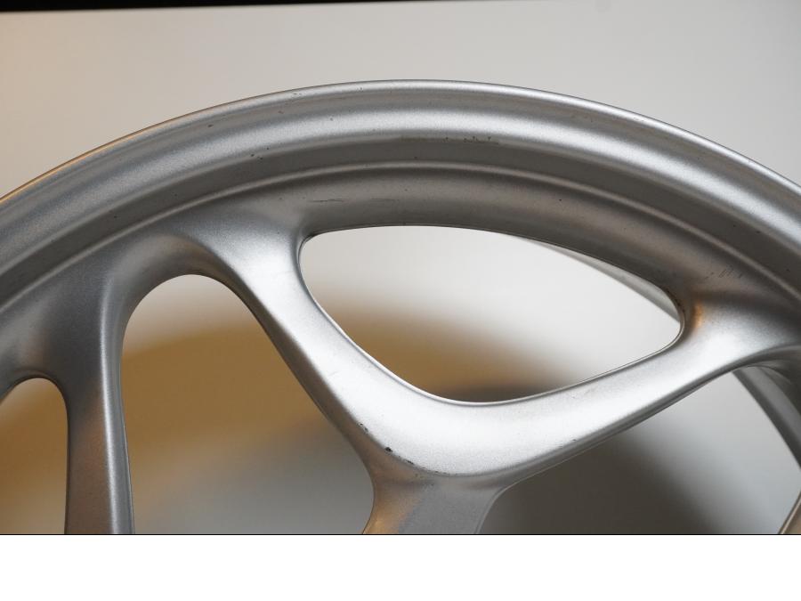 Snett uppifrån på Fälg från en BMW F 800 ST -2008 motorcykel.