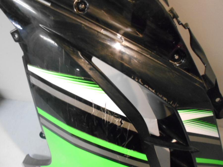 Baksidan på Sidkåpa från en Kawasaki Ninja 300 -2013 motorcykel.