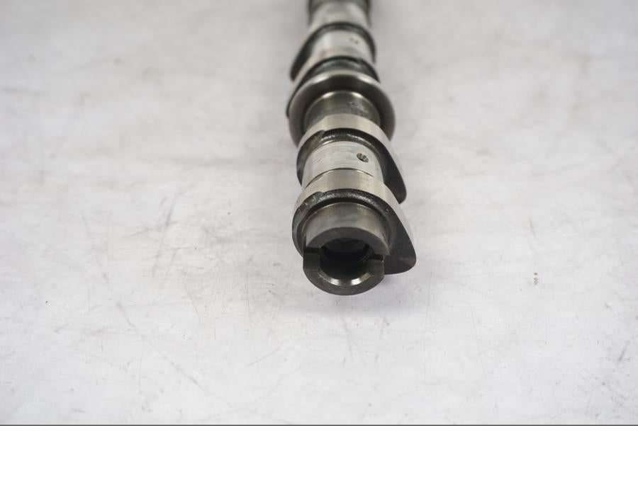 Höger sida på Kamaxel från en Triumph Tiger Explorer -2016 motorcykel.