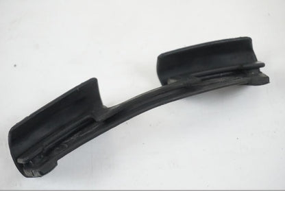 Snett nerifrån på Bensintankskåpa från en BMW F 650 CS -2002 motorcykel.