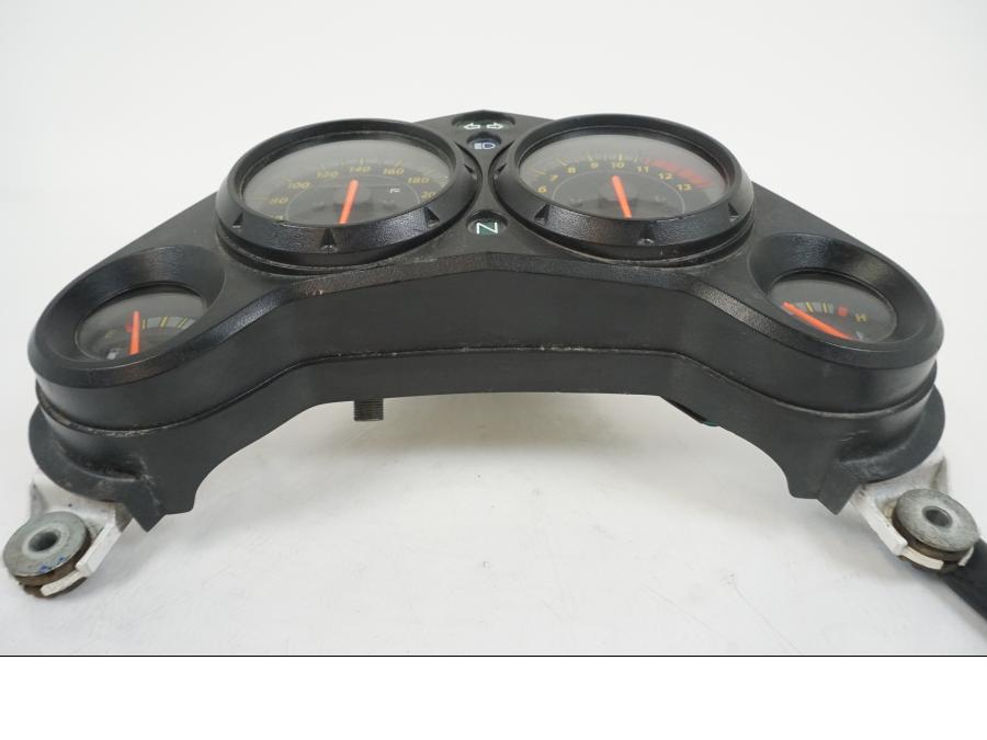 Snett nerifrån på Instrumentpanel från en Honda CBR 125 R -2006 motorcykel.