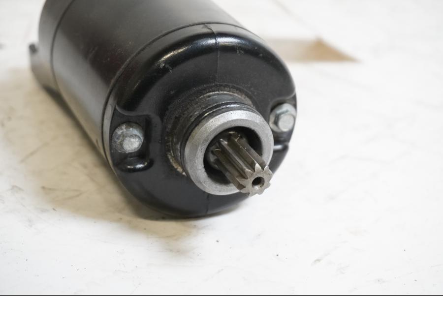 Baksidan på Startmotor från en Kawasaki ER-6N -2014 motorcykel.