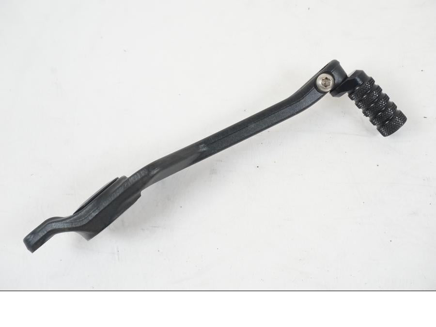 Vänster sida på Bromspedal från en KTM 1290 Super Duke R EVO -2023 motorcykel.