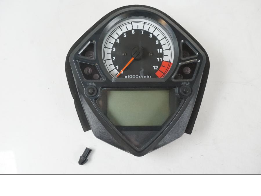 Framsidan på Instrumentpanel från en Suzuki SV 650 S -2005 motorcykel.