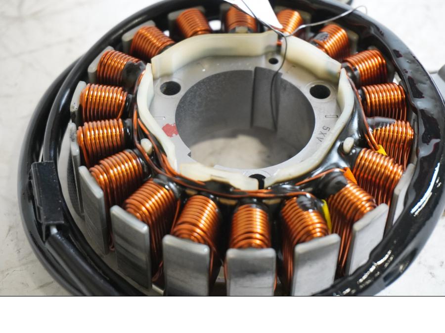 Baksidan på Generator från en Yamaha MT-09 Tracer -2016 motorcykel.