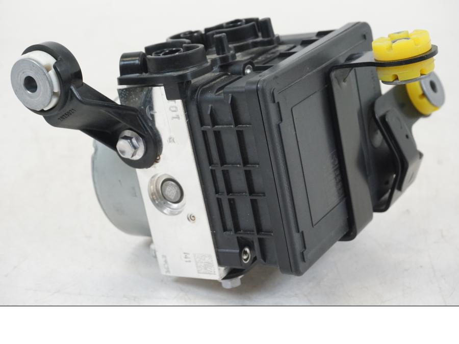 Höger sida på ABS Modulator från en Triumph Speed Triple -2021 motorcykel.