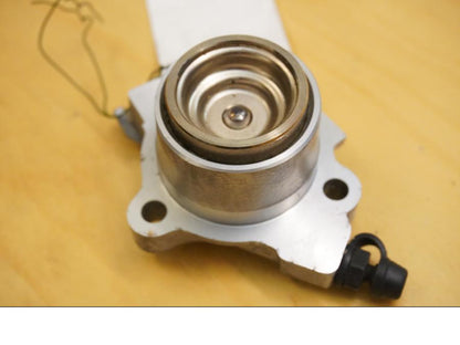 Baksidan på Kopplingslavcylinder från en Kawasaki VN 1600 Mean Streak -2004 motorcykel.