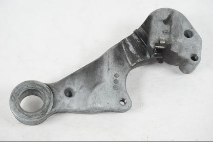 Vänster sida på Bromsoksfäste från en H-D Softail FXCW Rocker -2008 motorcykel.