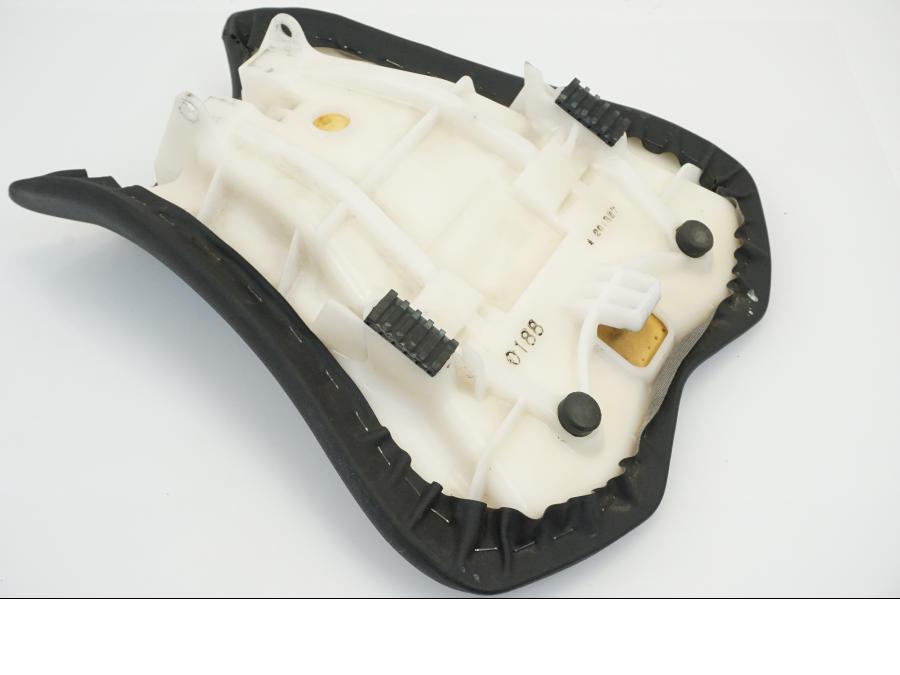 Snett nerifrån på Sadel från en Kawasaki ZX-10R -2008 motorcykel.