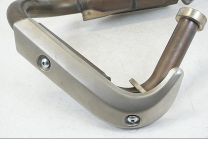 Snett uppifrån på Grenrör från en Yamaha WR 125 -2011 motorcykel.
