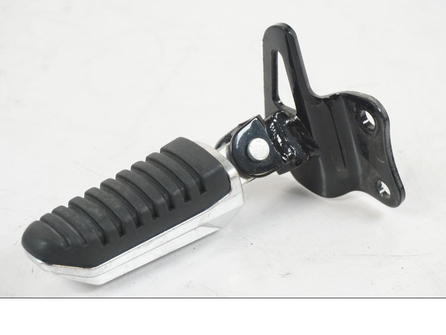 Framsidan på Fotpinne från en Suzuki VZR 1800 -2009 motorcykel.