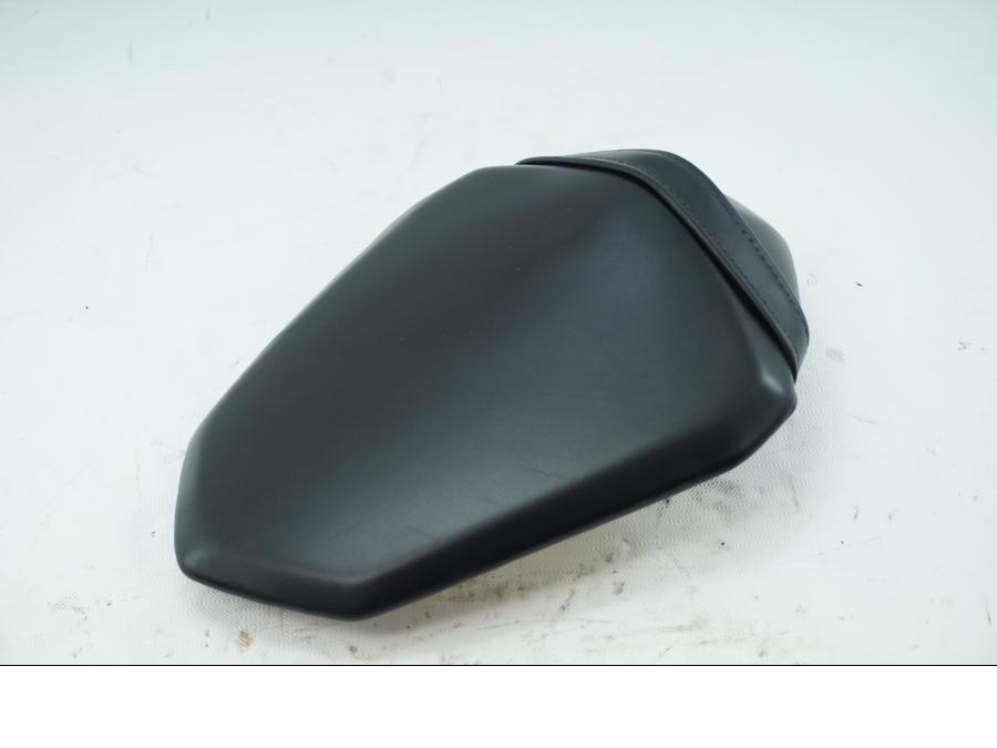 Vänster sida på Sadel från en Kawasaki Z 800 -2013 motorcykel.