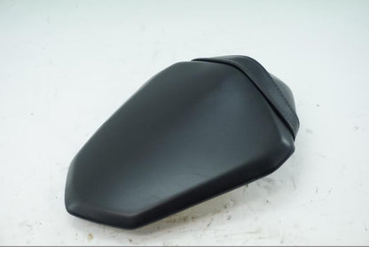 Vänster sida på Sadel från en Kawasaki Z 800 -2013 motorcykel.