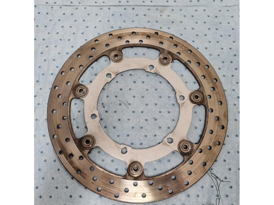 Framsidan på Bromsskiva från en Yamaha XVS 1300 -2008 motorcykel.