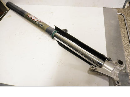 Framsidan på Gaffelben från en KTM 625 SC SM -2002 motorcykel.