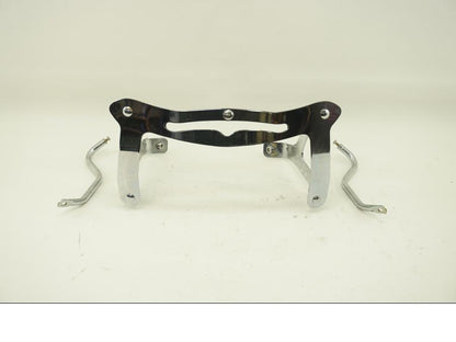 Framsidan på Vindrutefäste från en Yamaha XVS 1100 -2001 motorcykel.