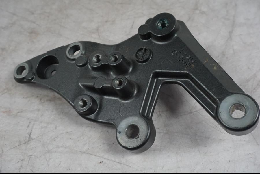 Vänster sida på Fotpinnefäste från en Yamaha MT-09 -2024 motorcykel.