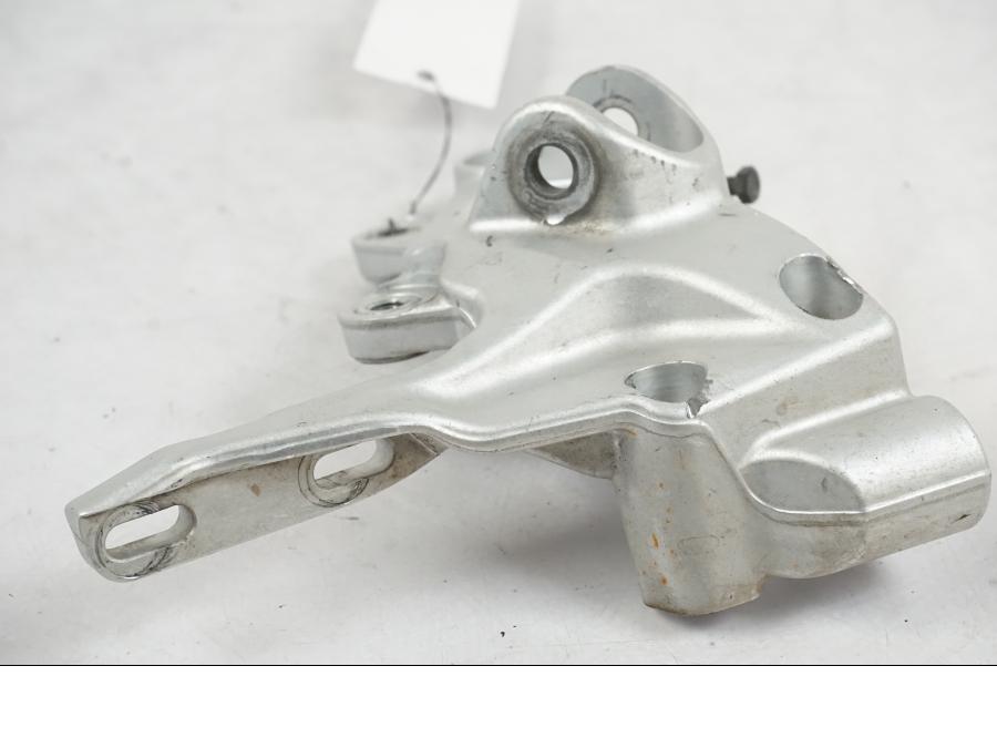 Baksidan på Fotpinnefäste från en Husqvarna 701 SUPERMOTO ABS -2016 motorcykel.