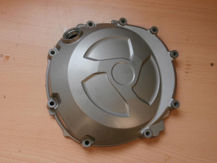 Framsidan på Kopplingskåpa från en BMW S 1000 RR -2010 motorcykel.