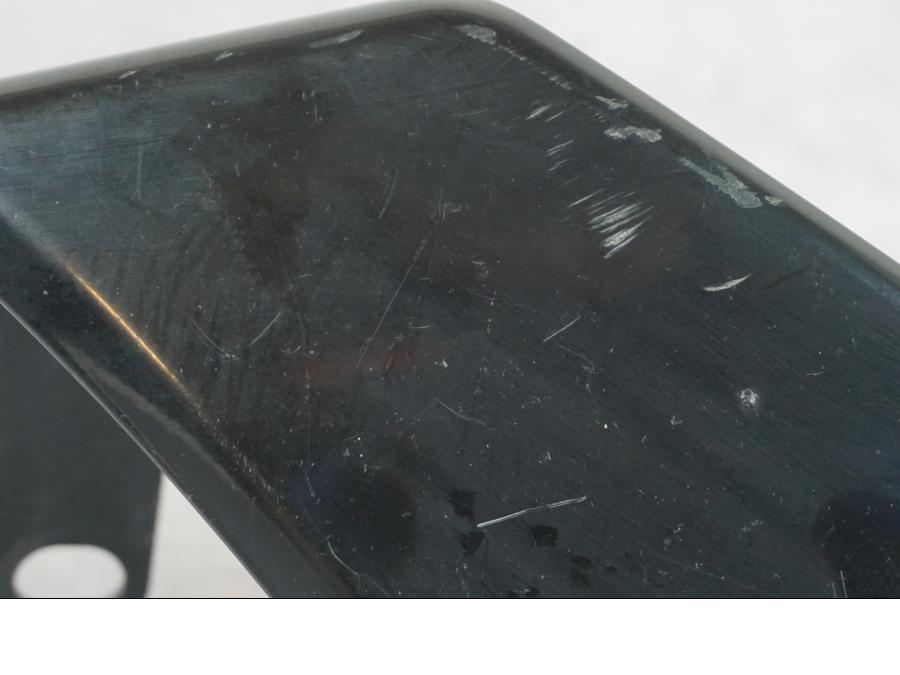 Snett nerifrån på Bakvinge från en Yamaha MT-07 -2018 motorcykel.