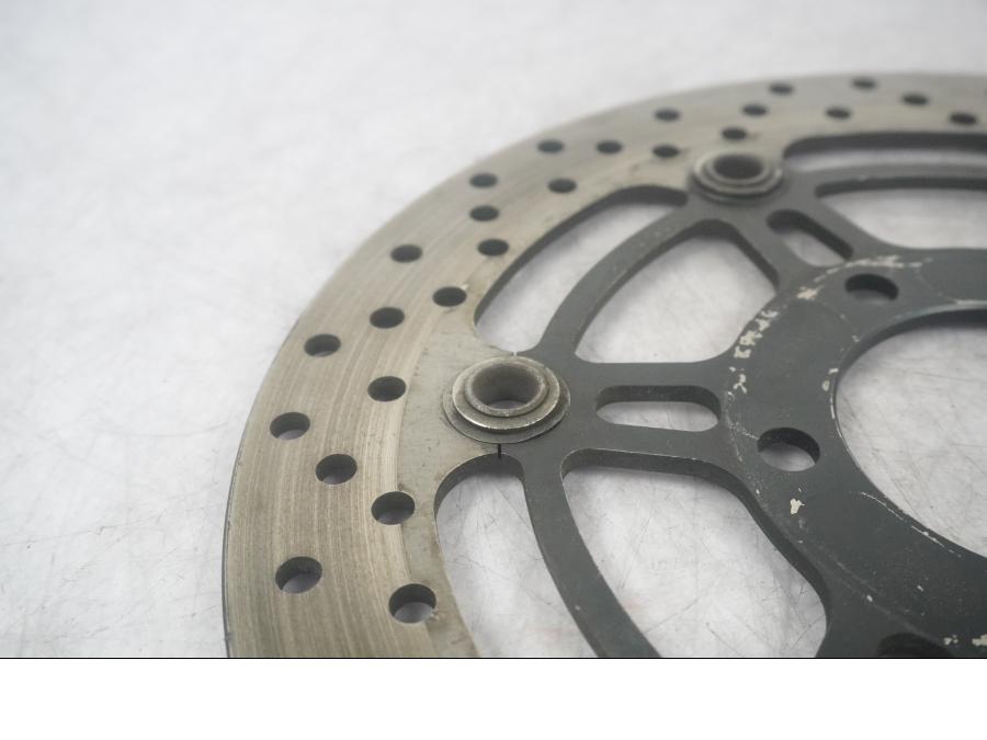 Baksidan på Bromsskiva från en Suzuki SV 650 -2003 motorcykel.