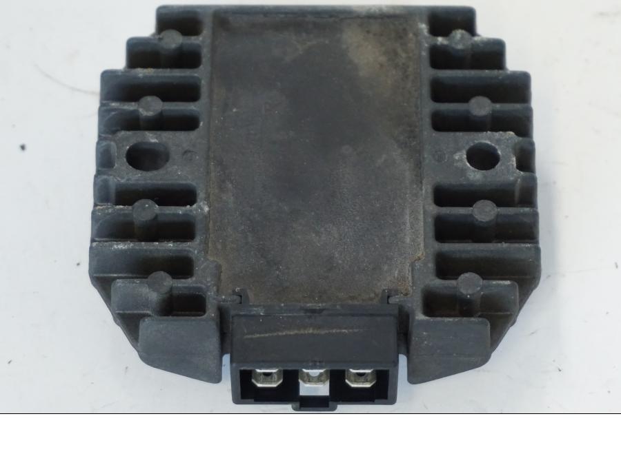 Snett uppifrån på Likriktare från en Kawasaki ZR-7 -2001 motorcykel.