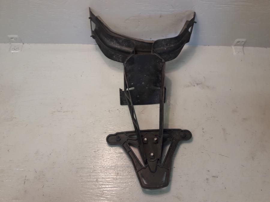 Baksidan på Skylthållare från en Triumph Daytona 675 -2012 motorcykel.