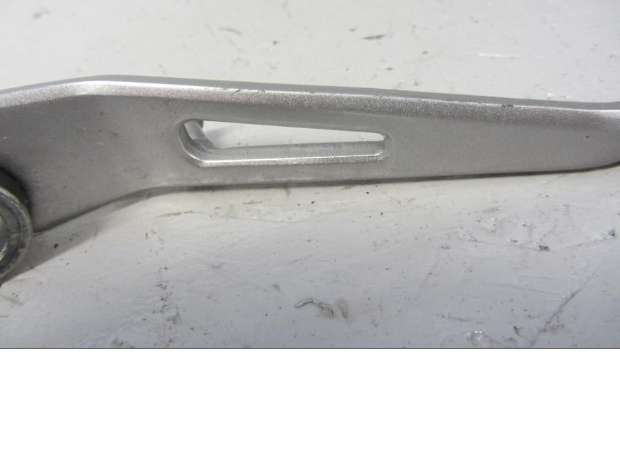 Höger sida på Bromspedal från en Kawasaki Z 900 -2017 motorcykel.