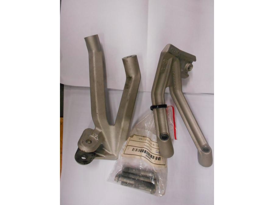 Framsidan på Fotpinnefäste från en KTM RC8 -2008 motorcykel.