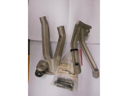 Framsidan på Fotpinnefäste från en KTM RC8 -2008 motorcykel.