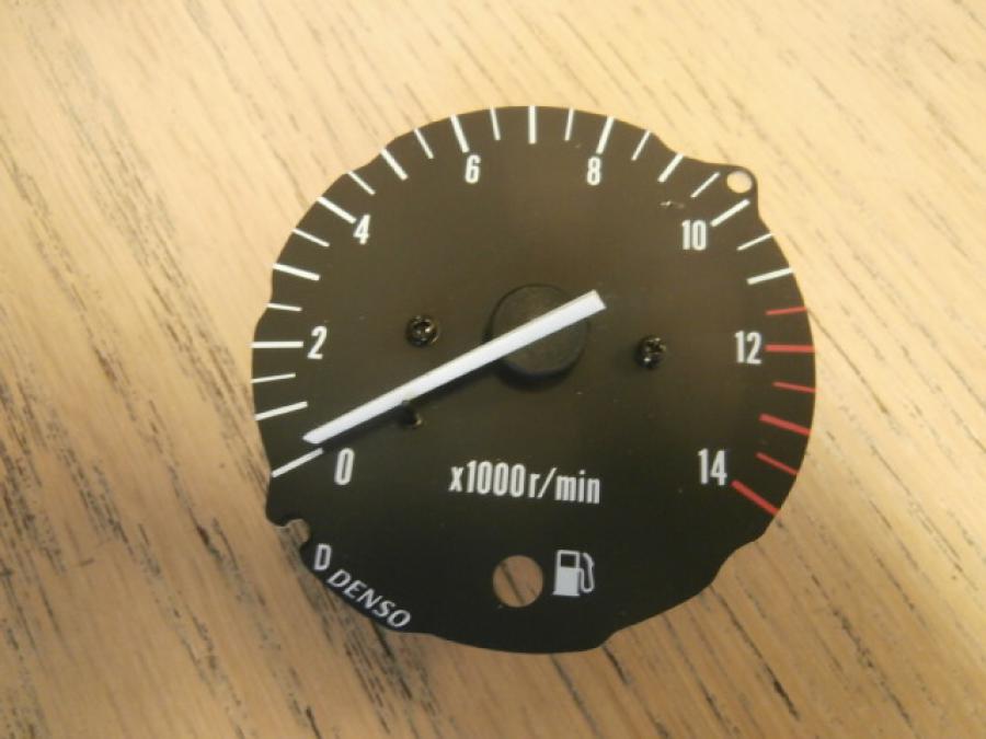 Framsidan på Varvräknare från en Suzuki GSX 750 -2002 motorcykel.