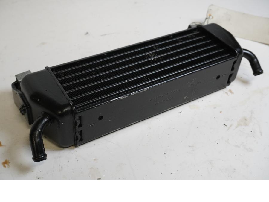 Vänster sida på Oljekyl från en BMW R 1100 S -2003 motorcykel.