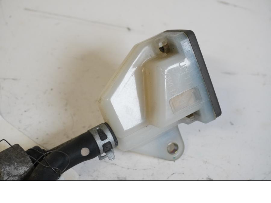 Snett uppifrån på Bromshuvudcylinder från en Suzuki DL 1000 -2004 motorcykel.